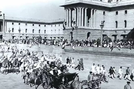 First Republic Day parade at Rajpath on January 26, 1950. (Credits: Wikimedia Commons)