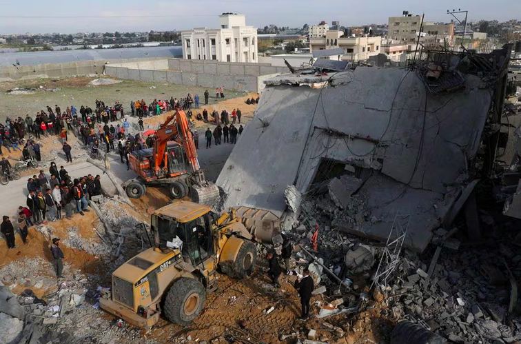 Palestinians inspect a house hit by an Israeli strike, in Rafah in the southern Gaza Strip February 16, 2024. (Credits: REUTERS/Ibraheem Abu Mustafa)