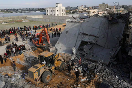 Palestinians inspect a house hit by an Israeli strike, in Rafah in the southern Gaza Strip February 16, 2024. (Credits: REUTERS/Ibraheem Abu Mustafa)